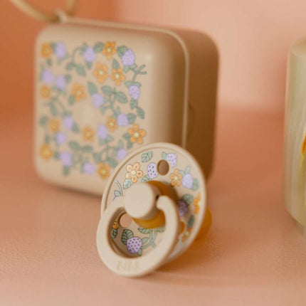 BIBS x Liberty Strawberries and Cream - Ivory Mix Fopspenen